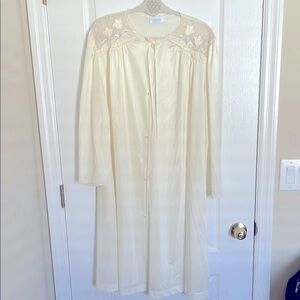 Vintage Lorraine Pale Yellow Lace Long Sleeve Button Up Robe/Nightgown